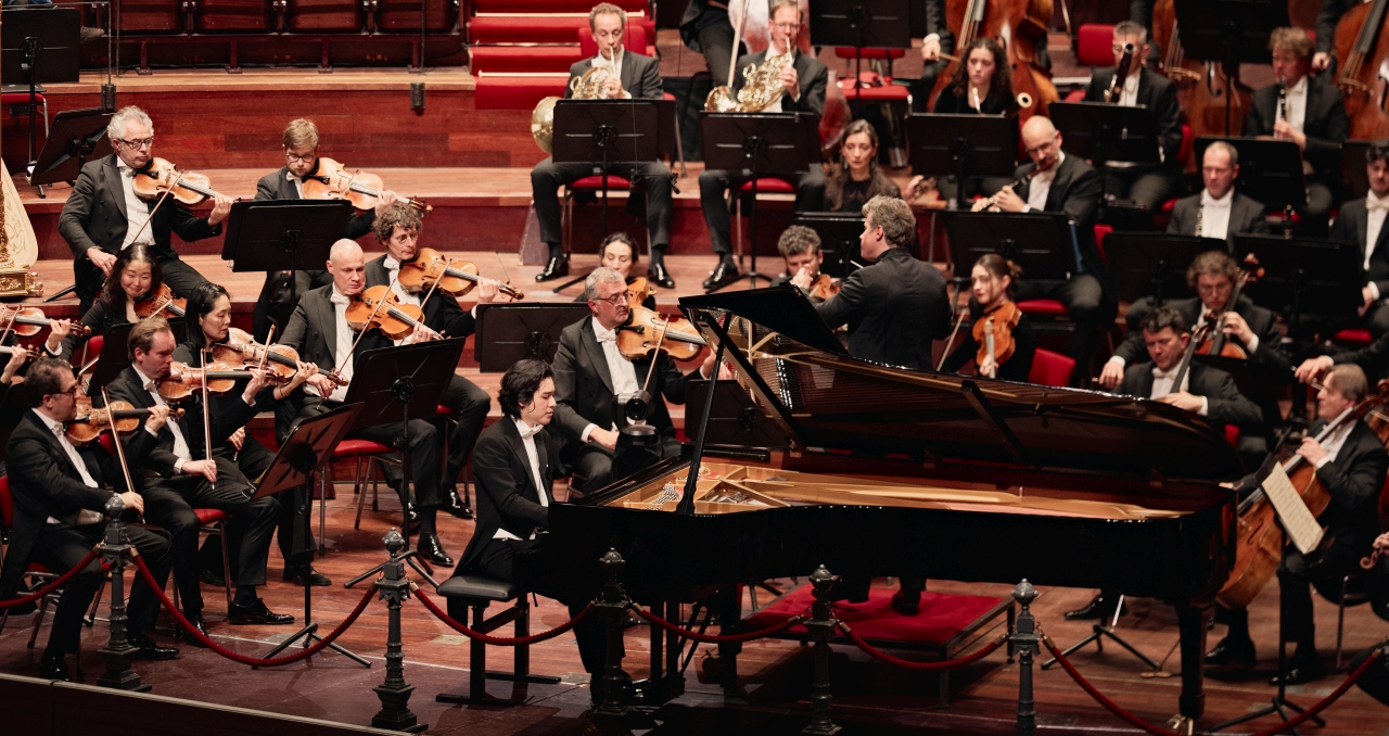 RCO: Hrusa conducts Schumann, Dvořák and Suk