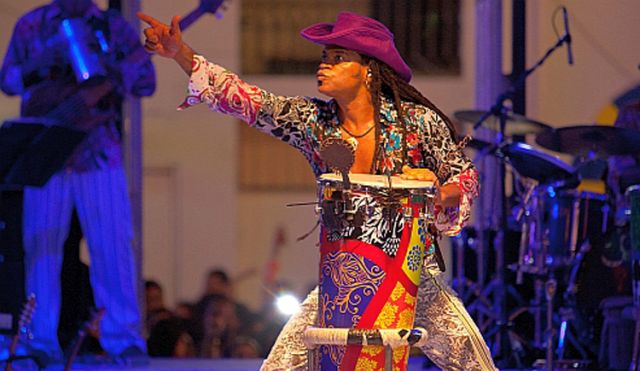 Carlinhos Brown plays Avo Session