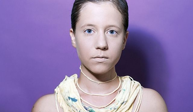 Anna Aaron plays Avo Session