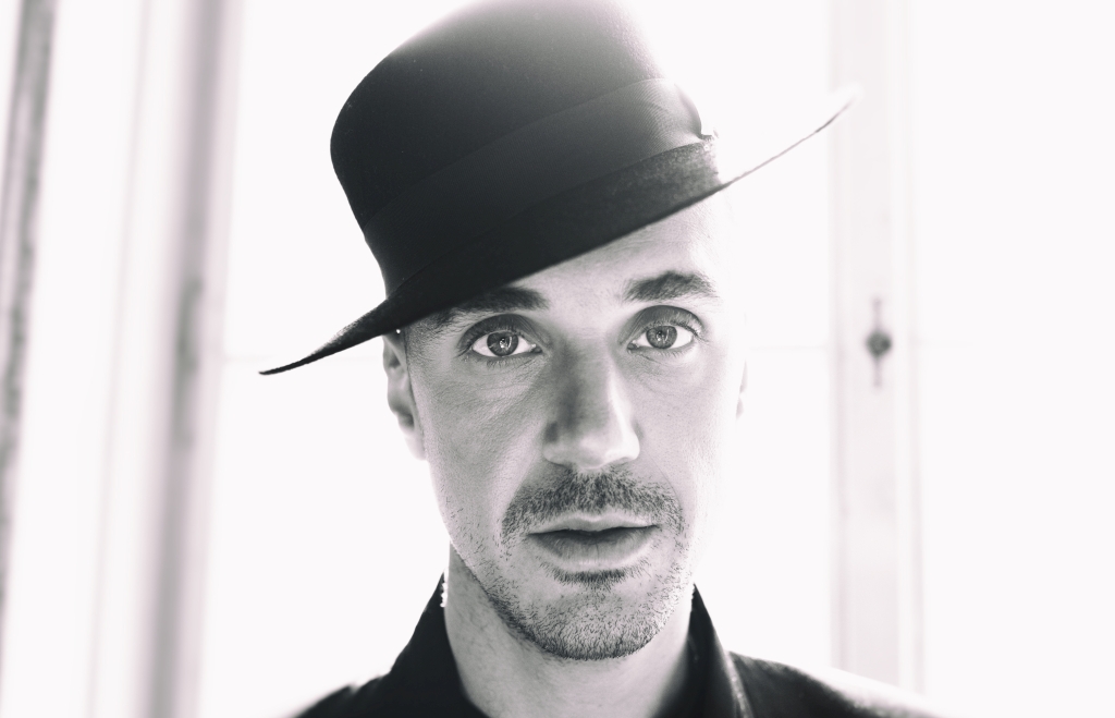 Seven plays Baloise Session