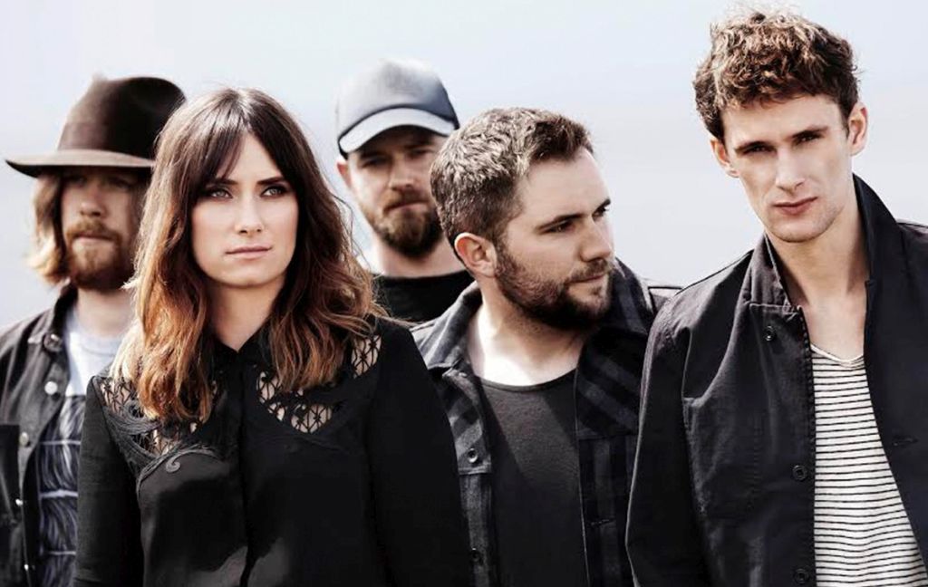 Walking on Cars play Baloise Session