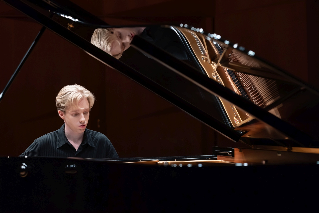 Julius Asal plays Scriabin, Scarlatti and Brahms