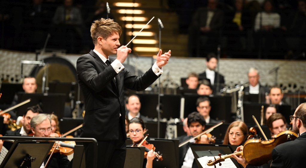 Elbphiharmonie: Urbanski conducts Holst and Williams