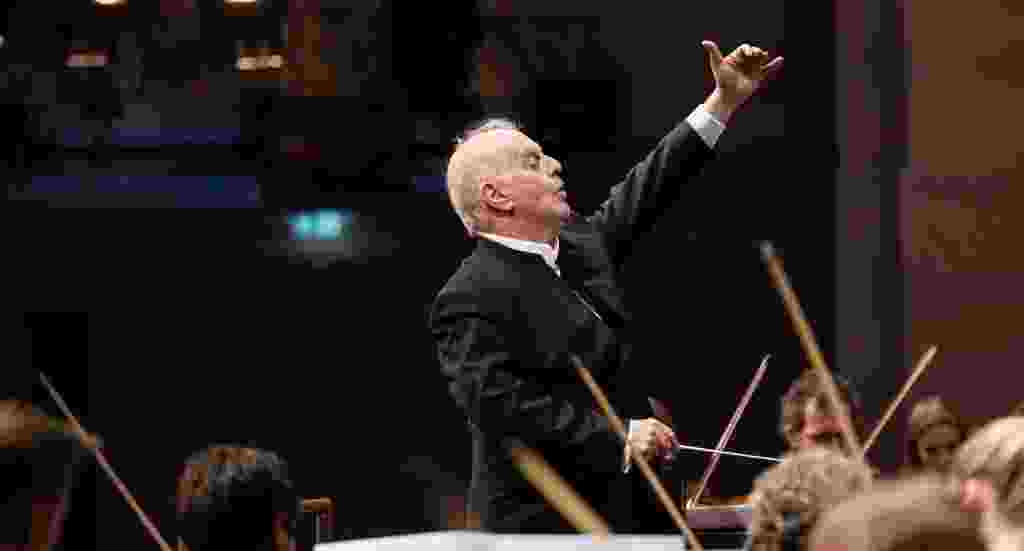 Barenboim conducts Beethoven No. 1