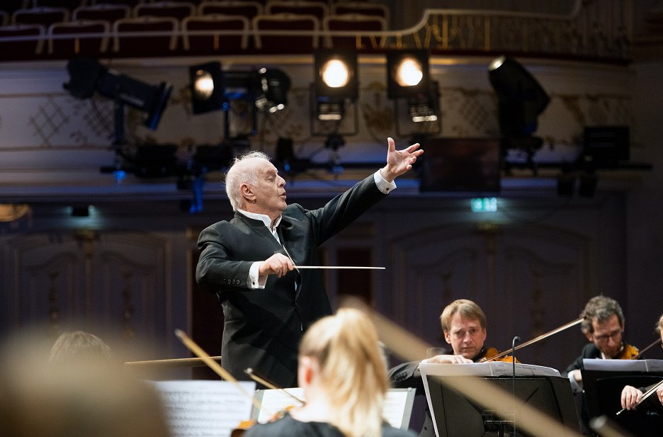 Barenboim conducts Beethoven No. 1