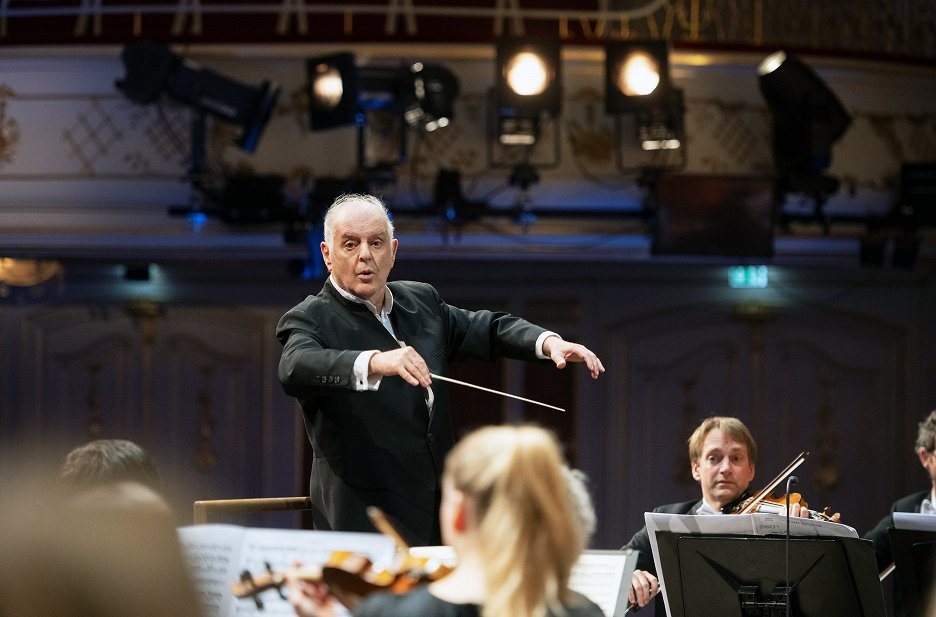 Barenboim conducts Beethoven No. 2